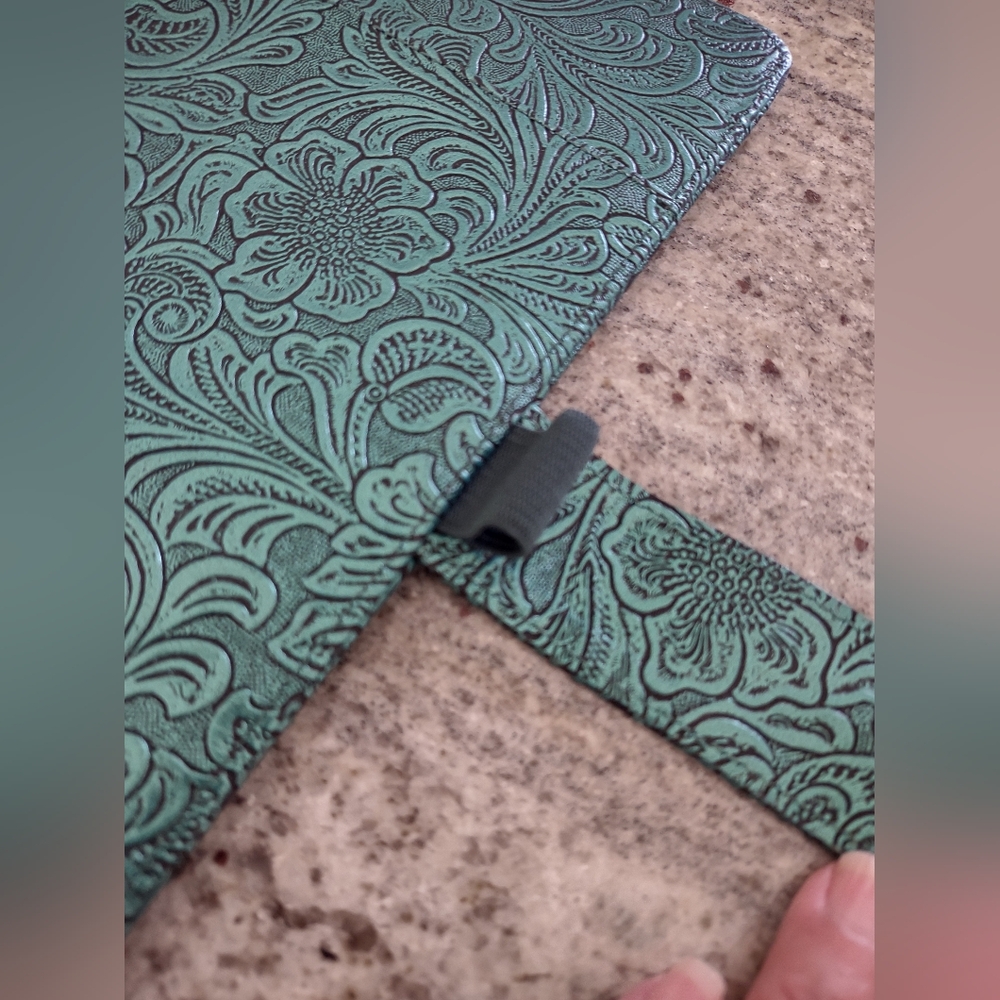 Embossed A5 Binders with Key Chain - Picture 8 of 15